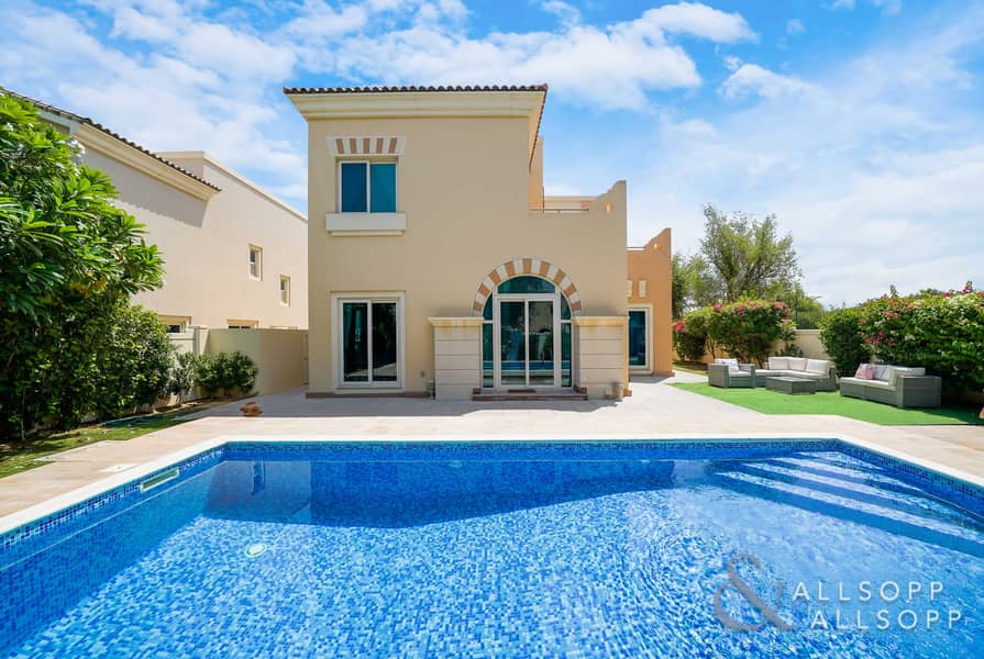 18 Exclusive | Pool | Upgraded | 4 Bed C3