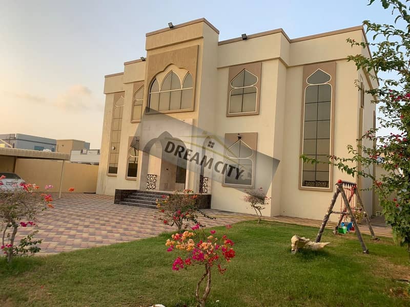 For sale, a villa in the area of Raqeeb, citizens own an area of 8000 feet on the neighboring street, close to all services with electricity and water