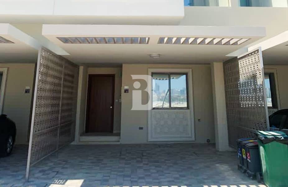 8 3 BEDROOM TOWNHOUSE + MAIDS| NEAR METRO STATION