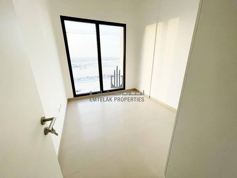 8 Pool View |1 Month Free  | Spacious And Brighter