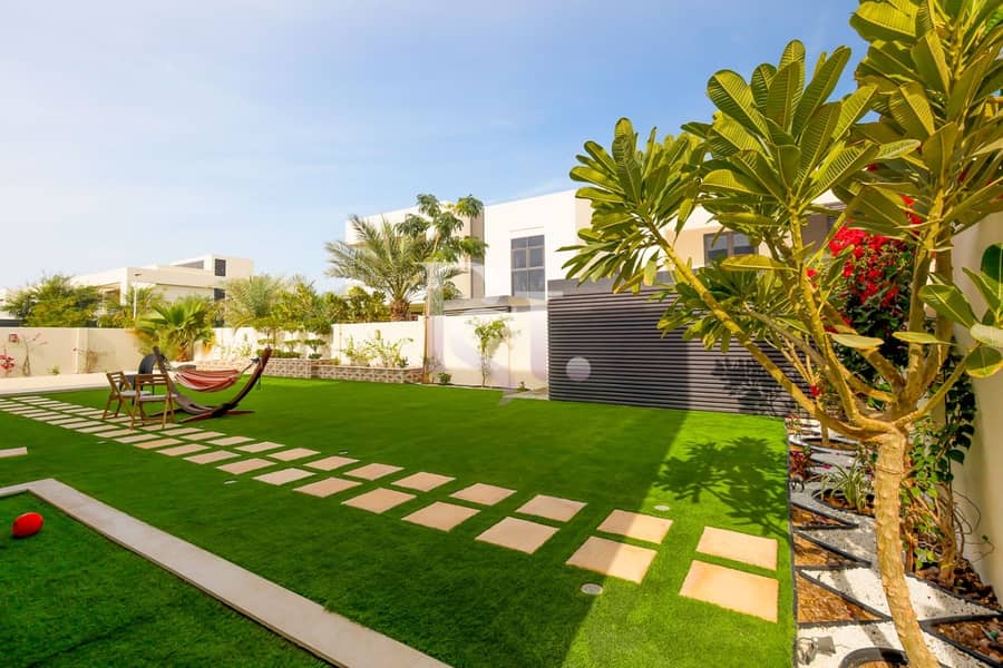 18 Biggest Layout Luxurious Villa w/ Private Garden!
