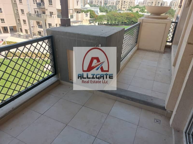 10 Available Now| Closed Kitchen | 2 Balconies