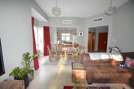 Well Maintained Apt next to Shopping centre