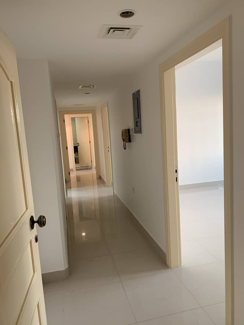 Excellent 2 bhk available hamdan corniche, balcony, wardrobes, 51k