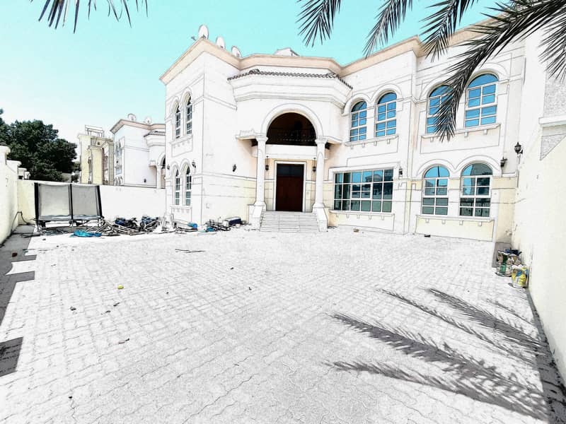 PRIVATE 5 BEDROOM  VILLA WITH PRIVATE YARD IN MBZ