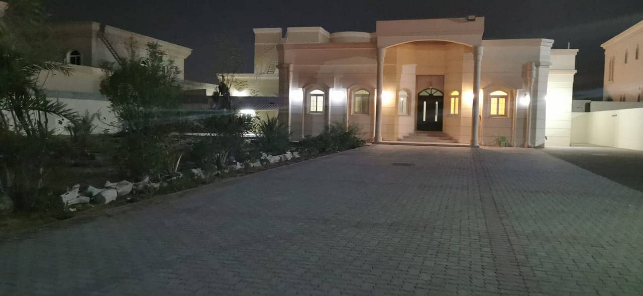 Villa for sale in the seventh Rahmaniyah Sharjah, 2.5 million 17,000 FT2 7 years
