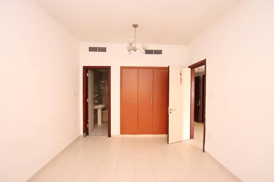 one bed room for rent in emirates cluster with balcony