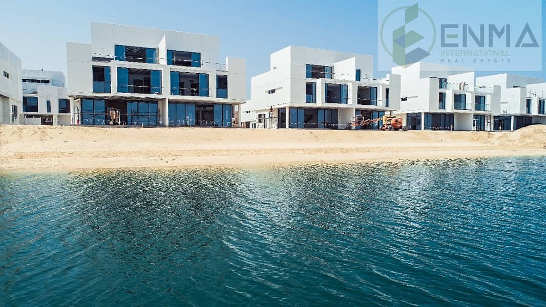 Luxurious villa  facing the Beach