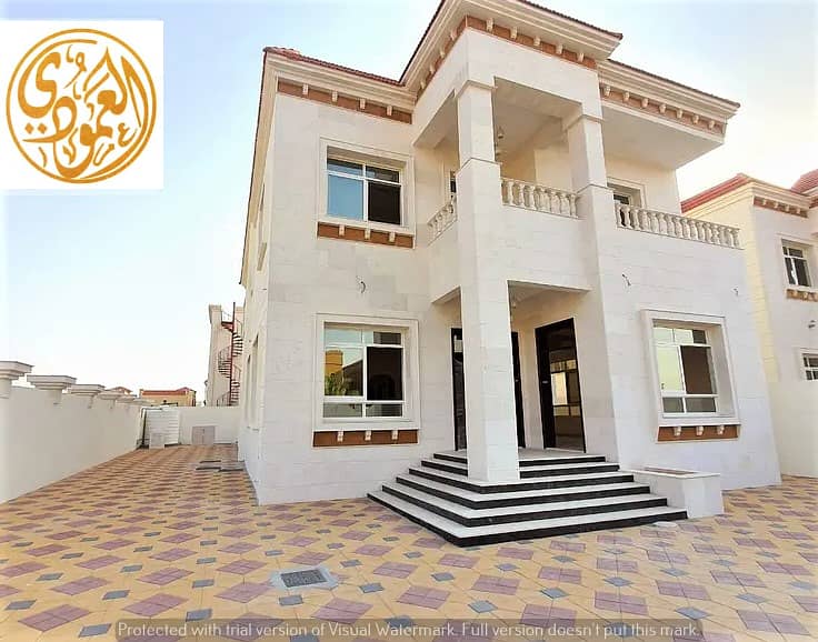 For urgent sale, a luxurious villa from the owner, with a wonderful and unique design, with a suitable area, close to the mosque and all services at a