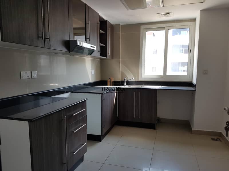 15 Spacious Vacant 3 Bed Closed Kitchen 980k