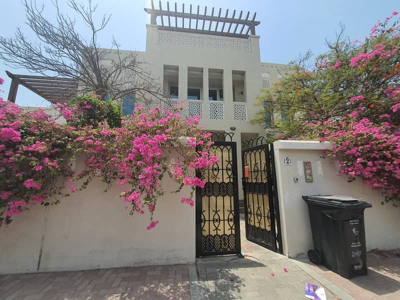 independent 5bhk Villa in Jumeirah 1 with privet pool & garden rent is 180k