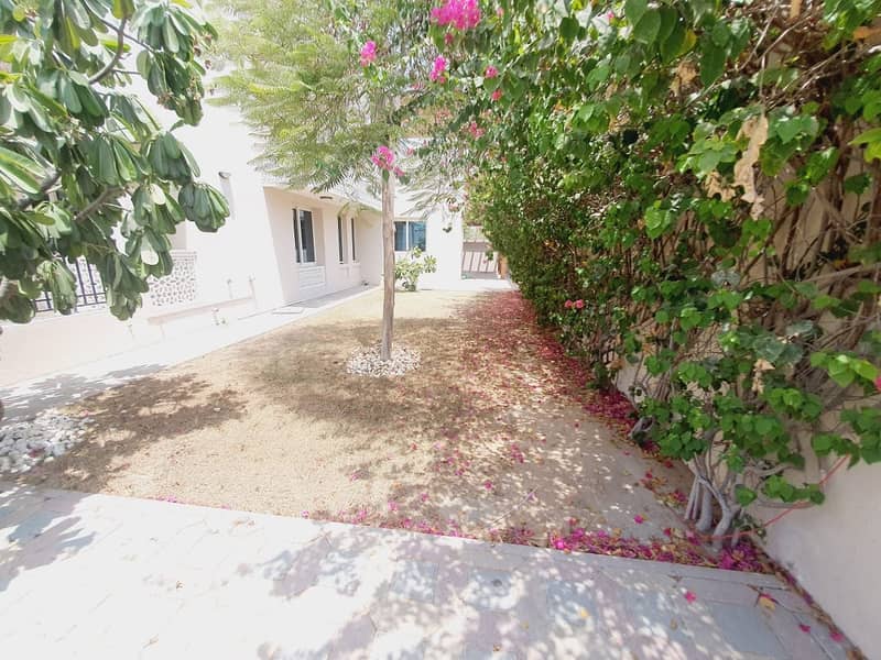 19 independent 5bhk Villa in Jumeirah 1 with privet pool & garden rent is 180k