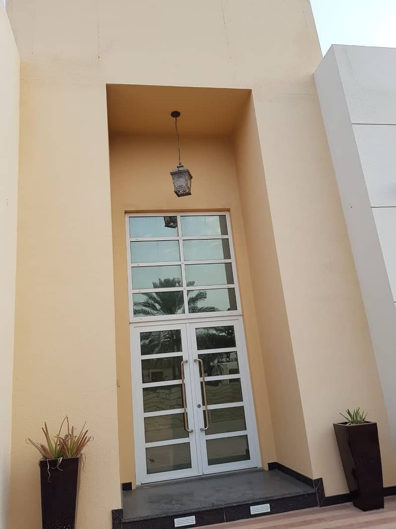 For sale villa in the Nad Al Hammar area, ground floor, distinctive finishing, number of rooms, 4 with a majlis, a dining room, a garden and a covered swimming pool, the land area is 10,000 feet