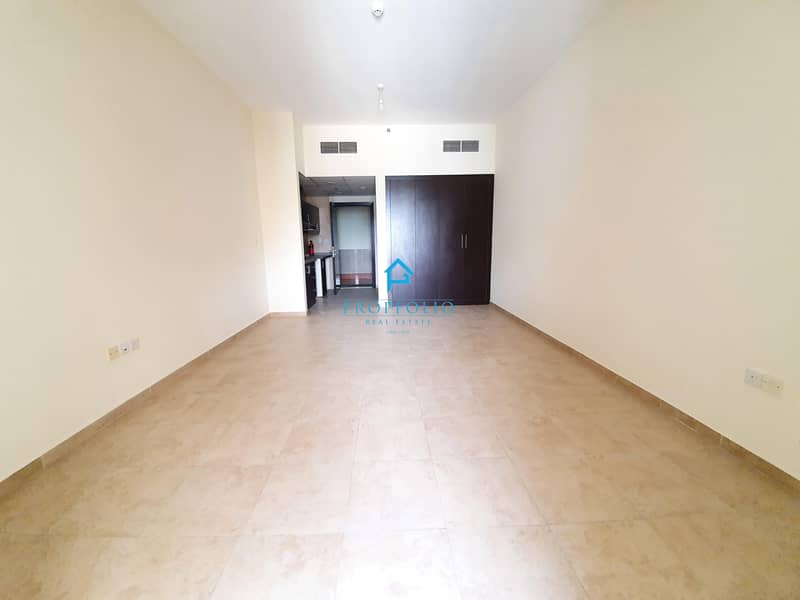 3 Chiller Free I Spacious I Balcony I Wardrobe