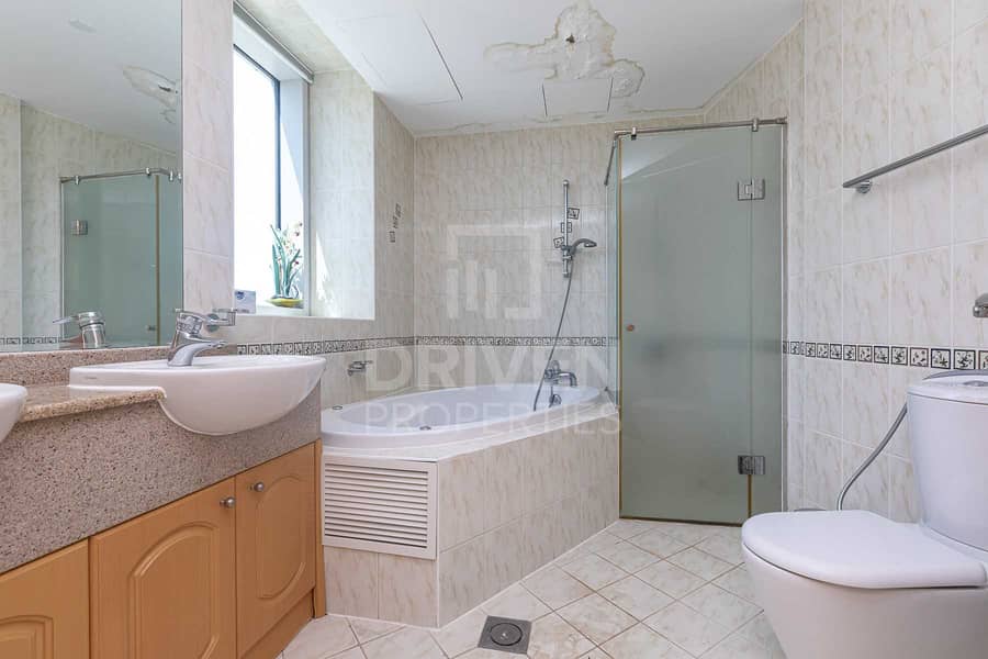 10 Lovely Apt with Maids Room | Marina View