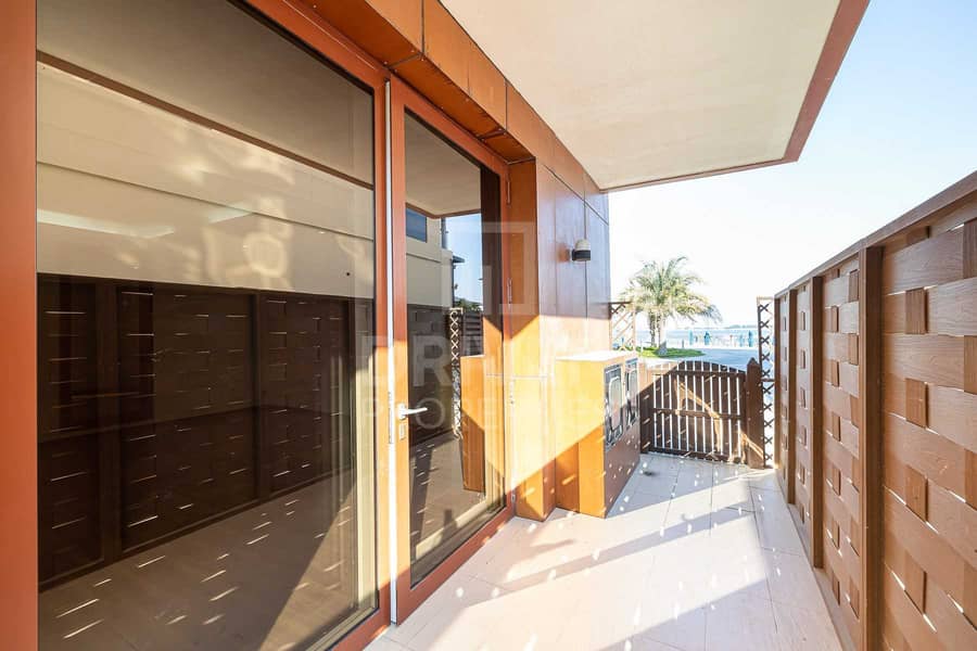 8 Sea Front| Upgraded 2 BR |Private Garage