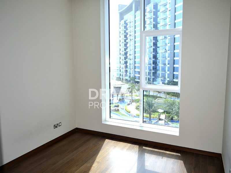 8 Amazing 3 Bed Apt with Marina and Sea View