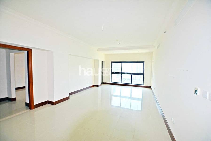 Spacious Light One Bedroom near the Mall and Beach