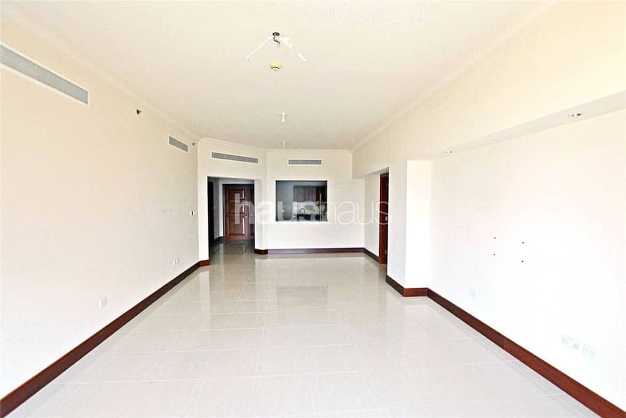 2 Spacious Light One Bedroom near the Mall and Beach