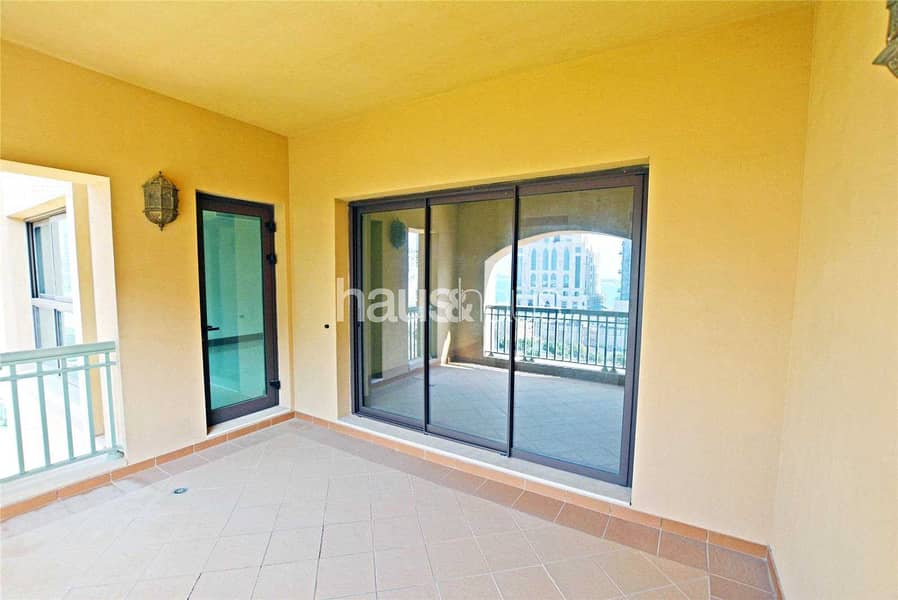 3 Spacious Light One Bedroom near the Mall and Beach
