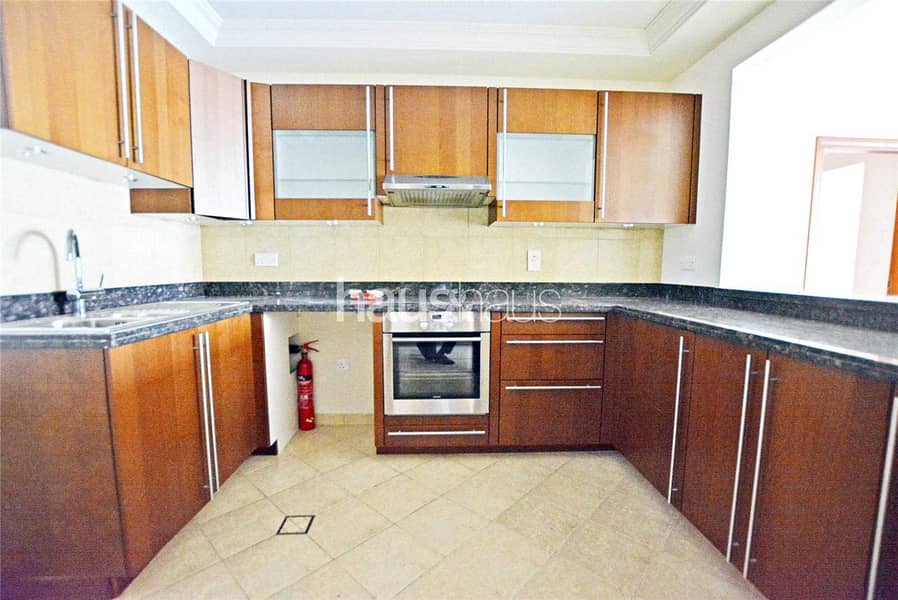 4 Spacious Light One Bedroom near the Mall and Beach
