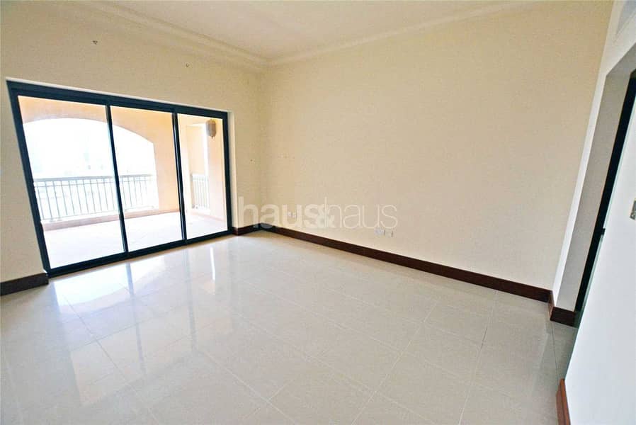 5 Spacious Light One Bedroom near the Mall and Beach