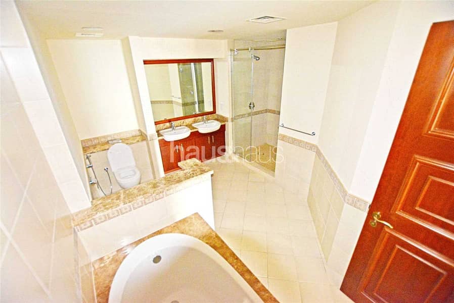 6 Spacious Light One Bedroom near the Mall and Beach