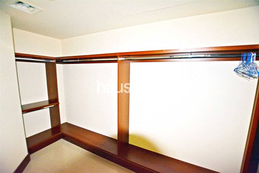 7 Spacious Light One Bedroom near the Mall and Beach