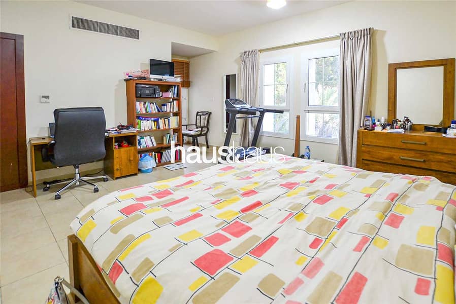 8 Opposite Park and Pool| VOT| Immaculate Condition