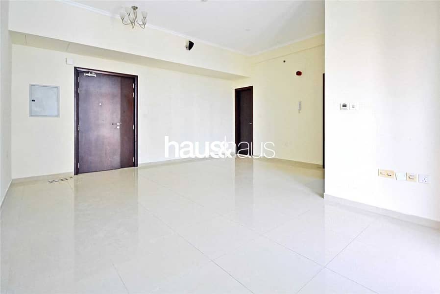 Available | Low floor | Close to Metro Available | Low floor | Close to Metro