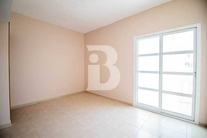 Spacious Studio With Kitchen Appliances. Spacious Studio With Kitchen Appliances.