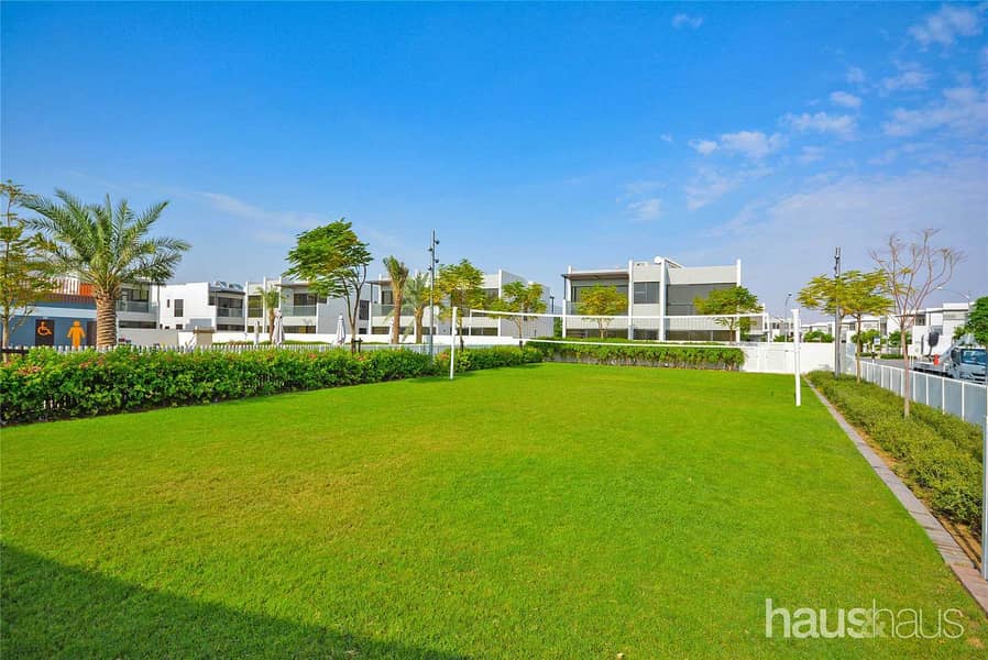 10 Corner Plot | Large Terrace | Golf View