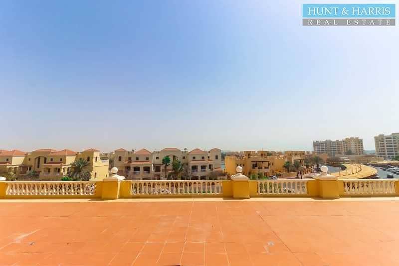 15 Perfect Location - Large Corner Balcony - Spacious Unit