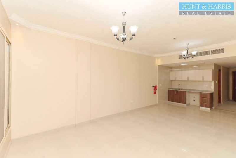 12 New Unfurnished Studio - Walking distance to shops