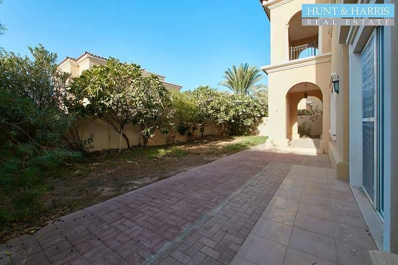 16 Well Maintained Villa - Family Living - Near Swimming Pool