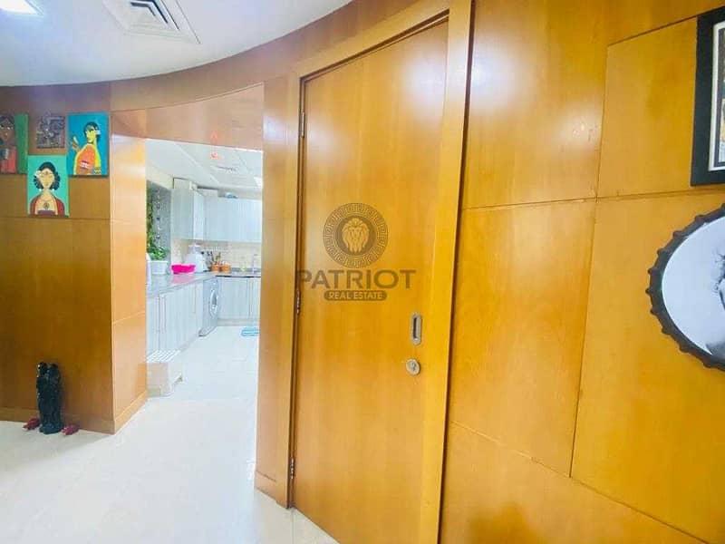 8 Lavish And Spacious Unit | Prime Location | SZR view | Well Maintained