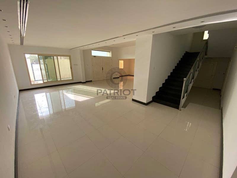 SUPER CLEAN 5BR MAIDS SEMI DETACHED VILLA NEAR BOX PARK IN JUMEIRAH 2