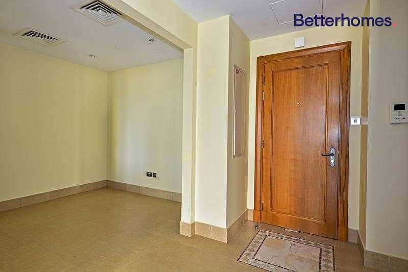 10 Unfurnished unit with balcony and equipped kitchen