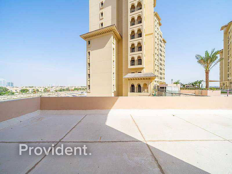 Stunning apartment / gated community / vacant