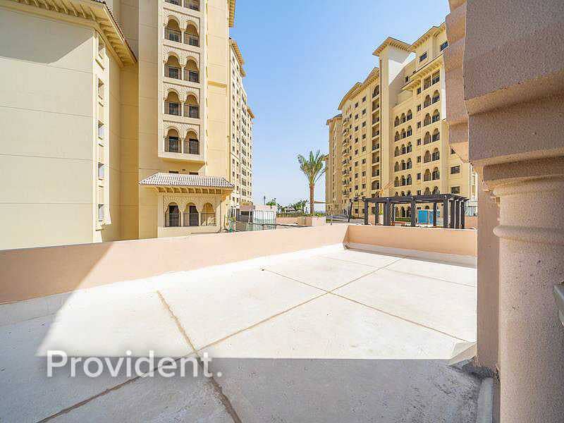 11 Stunning apartment / gated community / vacant