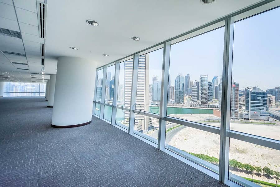 8 Fitted office with view of Al Khail Side