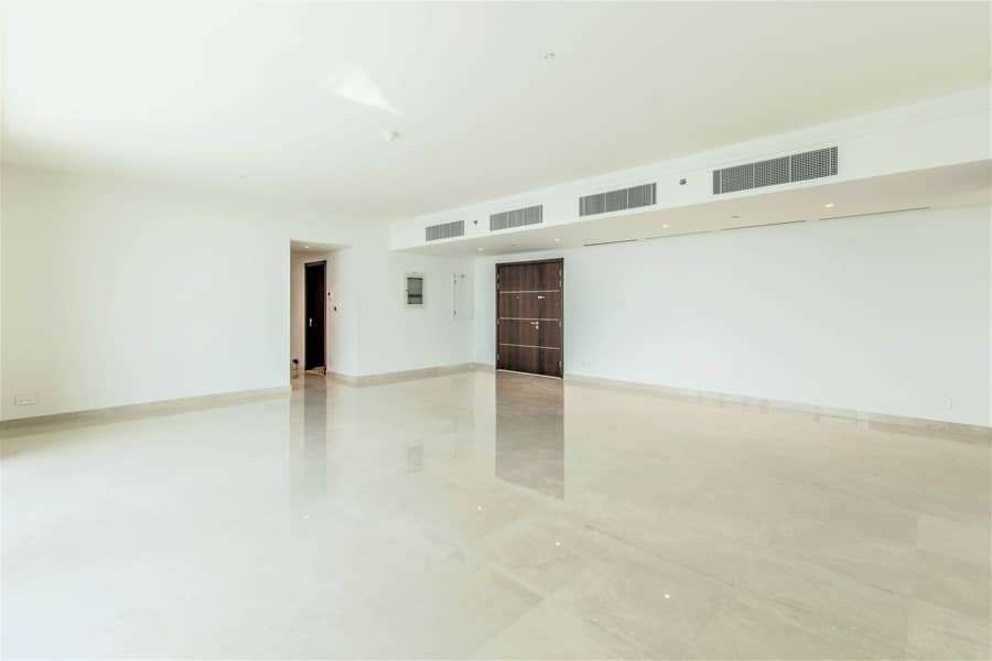 3 Ultra Spacious Living and Master | Closed Kitchen