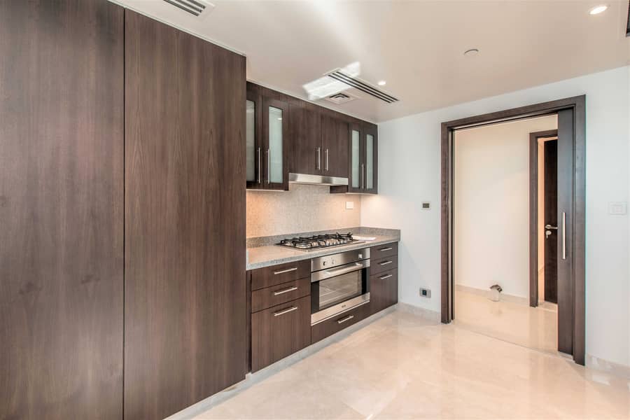 11 Ultra Spacious Living and Master | Closed Kitchen