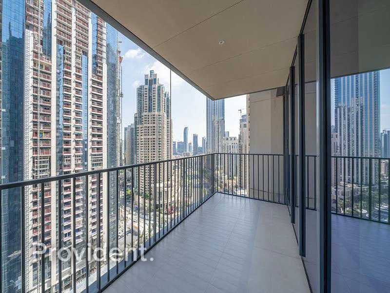 8 Ultra Spacious Living | Overlooking Downtown