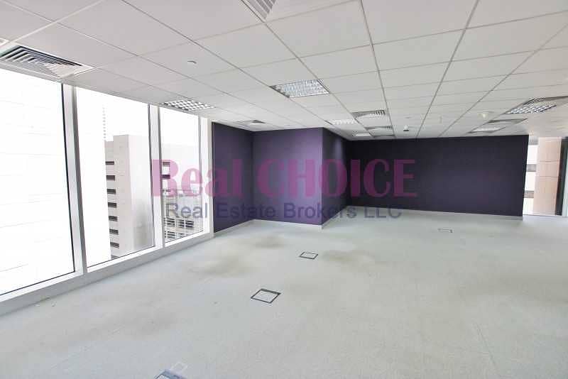 10 Prime Location|Vacant & ready to move Office