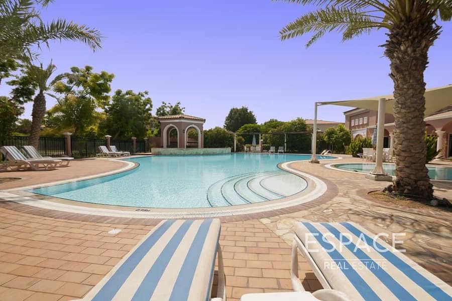 11 Walking distance to pool and The Market