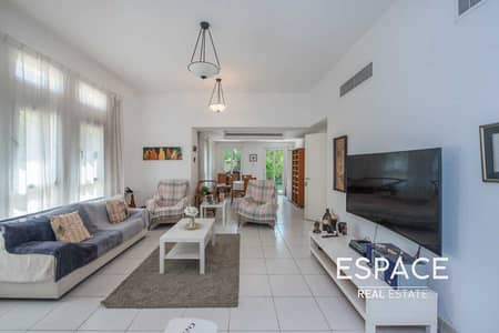 فیلا 3 غرف نوم للايجار في البحيرات، دبي - Opposite Pool - F End - Well Maintained فیلا 3 غرف نوم للايجار في البحيرات، دبي - Opposite Pool - F End - Well Maintained