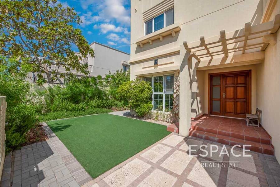3 Large Landscaped Garden | Close to Park and Pool