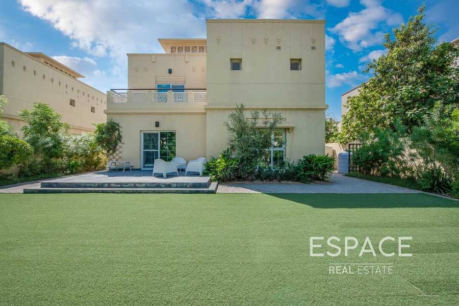 4 Large Landscaped Garden | Close to Park and Pool