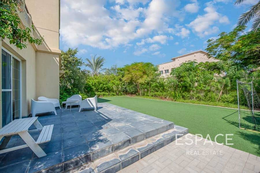 5 Large Landscaped Garden | Close to Park and Pool
